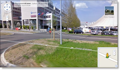 Ein Google Street View Screenshot zeigt eine Straße mit Häusern im Hintergrund