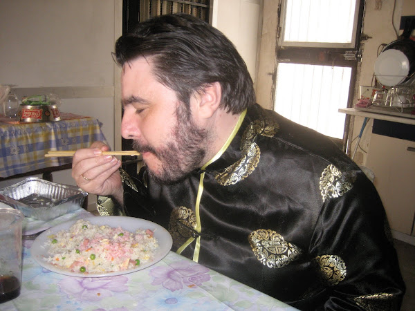 Damián comiendo el arroz chino con mucha maestría