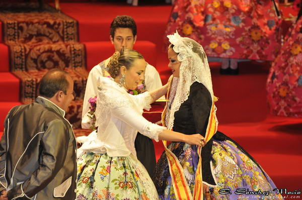 Imposición de la banda de Belleza del Fuego 2010,a Mª Ángeles Guijarro Mira,de manos de la Alcadesa