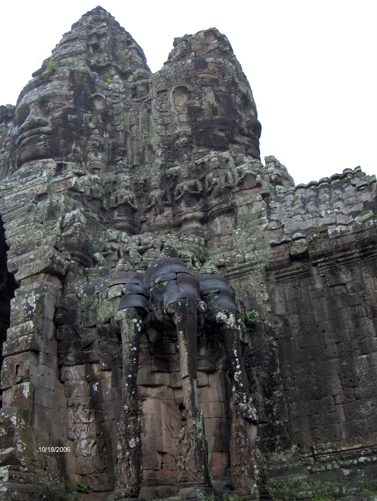 [Angkor+-+Angkor+Thom+-+Porte+aux+Ã©lÃ©phants+3.jpg]