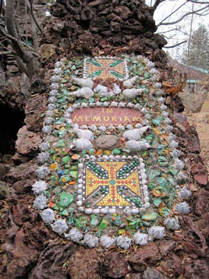 Assemblage of tile and shells with the words In Memoriam