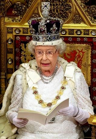 → FashiBoom: La Reina de Inglaterra en Facebook