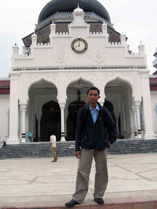 Nampang di Depan Masjid Raya Baiturrahman