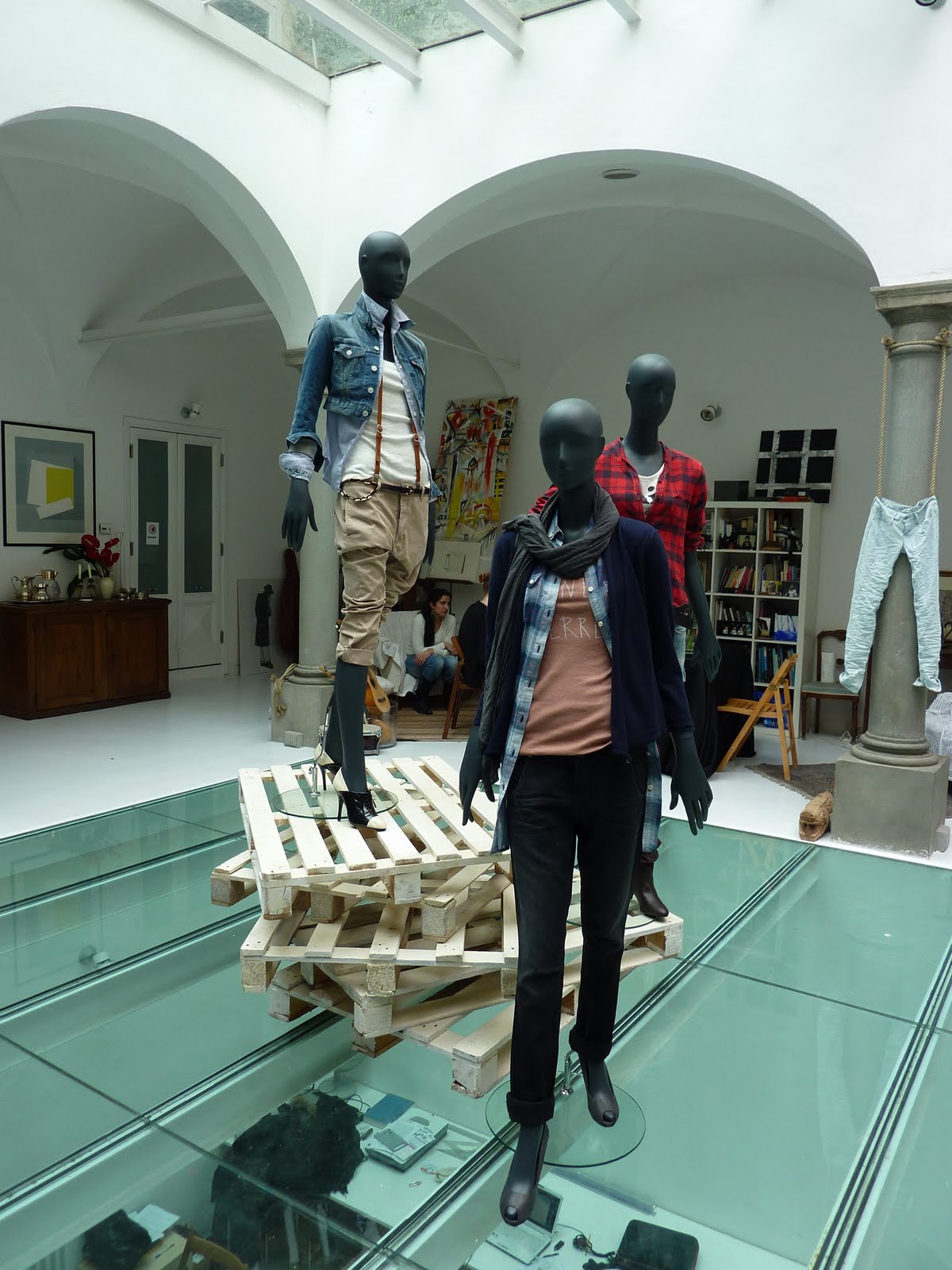 [showroom+service.JPG]