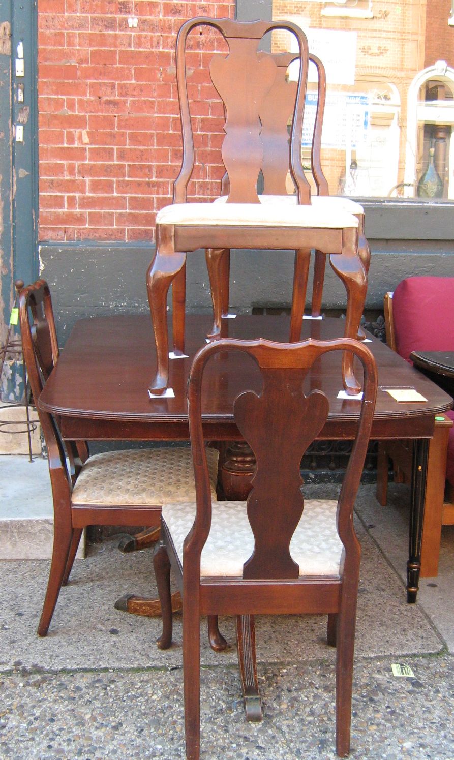 [mahogany+table+&+chairs.JPG]