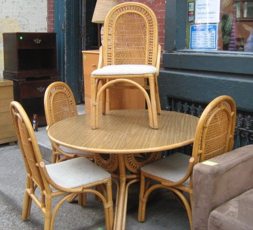 [dining+table+and+chairs.jpg]
