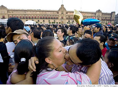 Mexico City sets kissing record on Valentine's Day,world records 2010,kiss records 2009