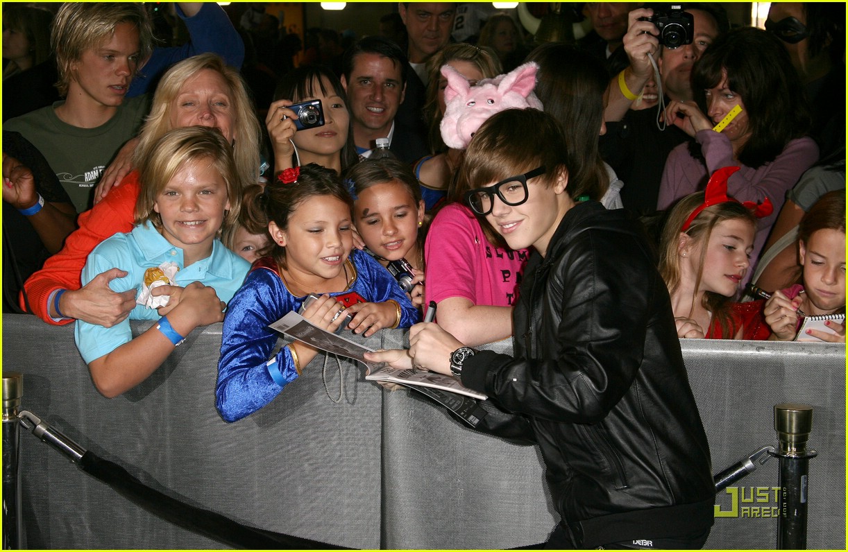 http://2.bp.blogspot.com/_kFVSRUK3k-g/TM2M_XIT9II/AAAAAAAAA6M/nuqjShFCtBg/s1600/justin-bieber-megamind-18.jpg