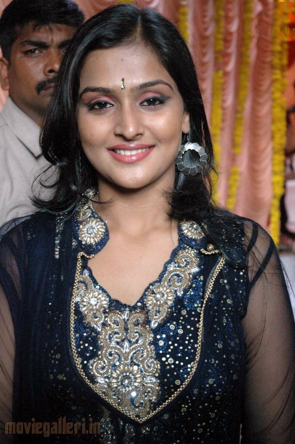 http://2.bp.blogspot.com/_kLvzpyZm7zM/S9g7uG43M-I/AAAAAAAAKrc/y1W9QC1CUPE/s1600/ramya-nambeesan-latest-hot-pics-photos-stills-04.JPG