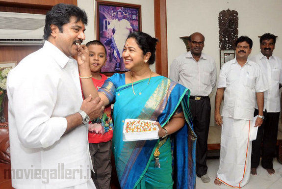 http://2.bp.blogspot.com/_kLvzpyZm7zM/TD6w9L0tcXI/AAAAAAAAR_I/BIvq3esg97I/s1600/Sarathkumar_Birthday_Celebration_03.jpg