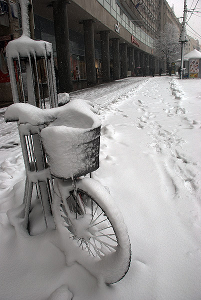 [bicikl-pod-snegom-zamrznut-u-vremenu.jpg]