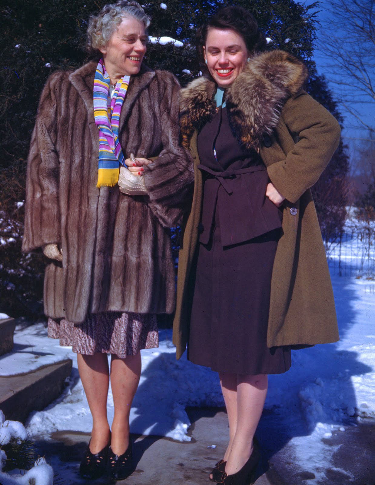 1940%27s+winter+fashion+-+New+York+women+in+furs.jpg