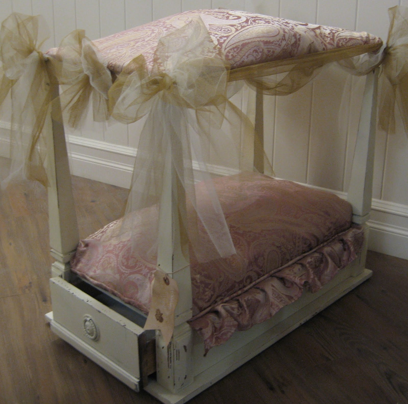 Gracefully Vintage Perfect for your Princess Pet!