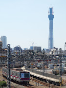 このビルもかなり大きなビルなのですが、東京スカイツリーと比べると小さく見えて .