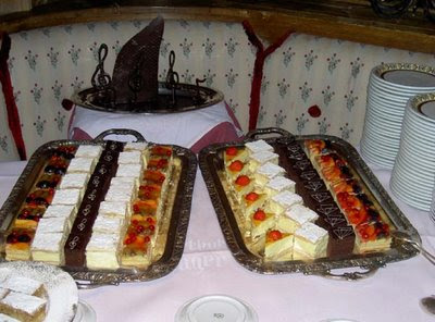 الكل يدخل النهاردة عيد ميلاد ا اونلى كل سنة وهو طيب  Cake+(92)