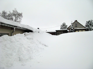 Hinter dieser Schneewand befindet sich die Kegelbahn