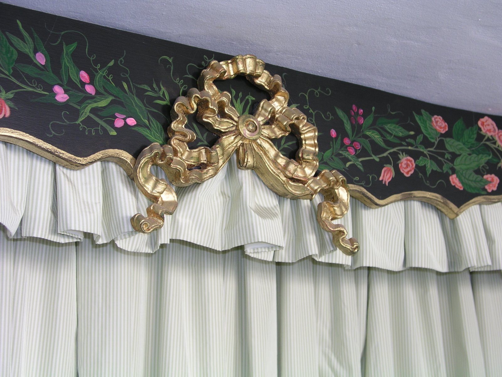 Gold Cornice