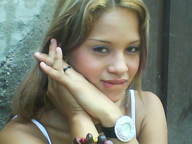 tiene una cara de querer pinga increible!