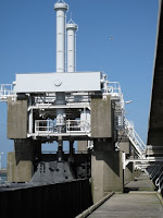 Delta Project gate lifting gear