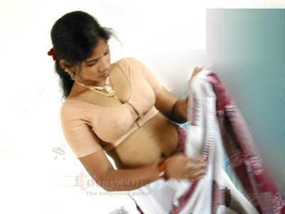 hot aunty removing saree