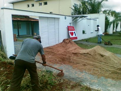 limpeza do terreno ao lado da casa e manutenção do jardim do passeio