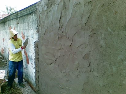rebocando o muro externo do consultório (dez/2009)