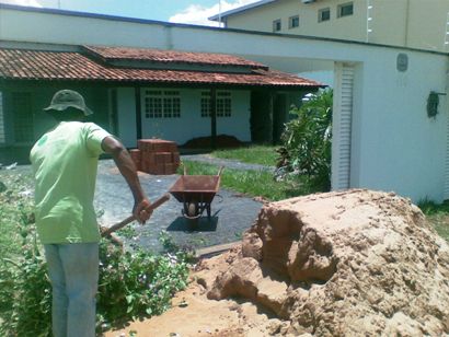 arrumando os jardins da casa (trabalho voluntário de funcionários do viveiro ponto verde/dez/2009)