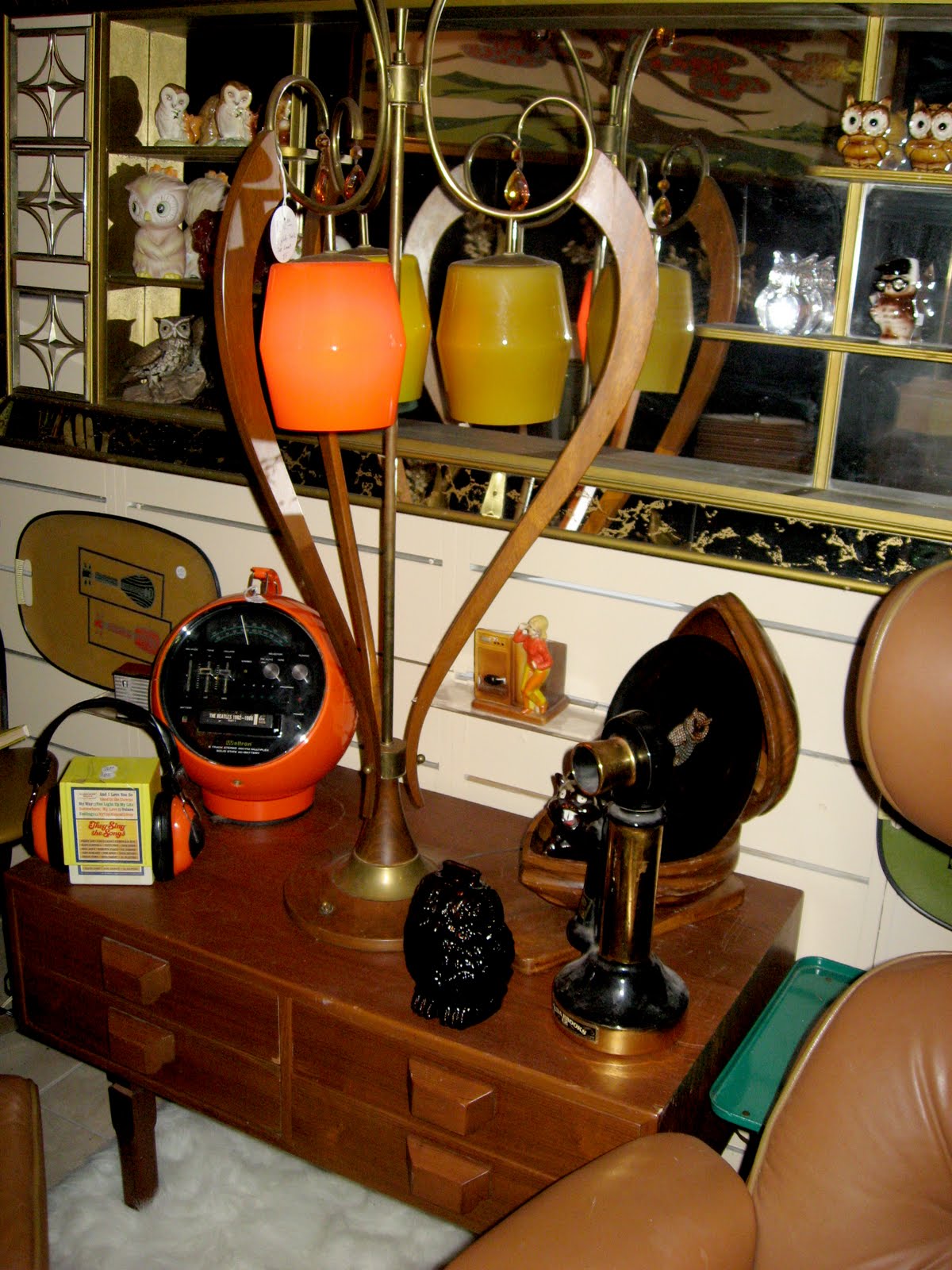 GalleriaLinda Showcase Amazing Retro Vintage Shop! Nestled in Lakeland's Outter Downtown