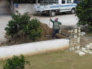 Fatma aan het scheppen