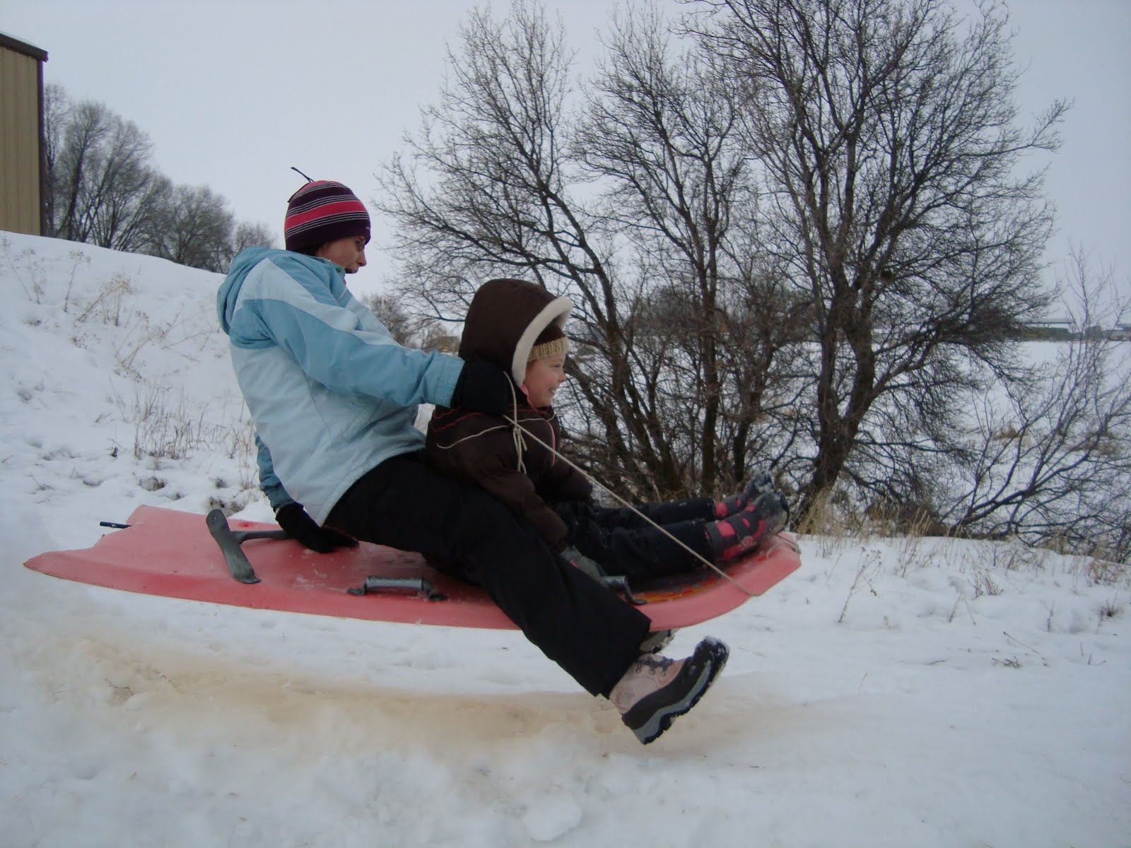 [sledding+feb+2010+011.jpg]