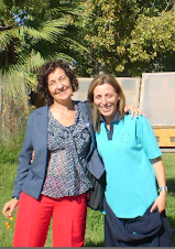 Liliana Bodoc junto a nuestra directora recorriendo el campo experimental