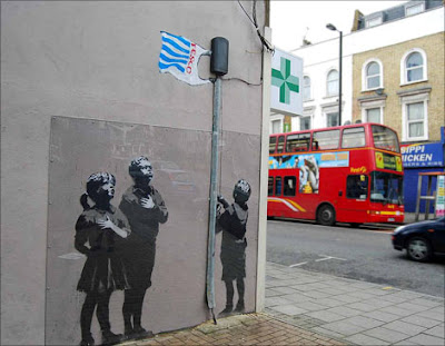 பேங்க்ஸி--வரைந்த "தெருவோர ஓவியங்கள்" - அட்டகாசமான ஓவியங்கள்... - Page 4 Banksy+Street+Art+Photos+%2837%29