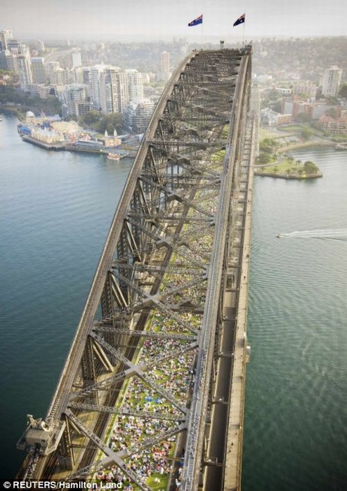சிட்னி "ஹார்பர் பிரிட்ஜ்" ல் ஒரு மிகப்பெரும் உணவு திருவிழா - புகைப்படங்கள்... Sydney+Harbour+Bridge+%283%29