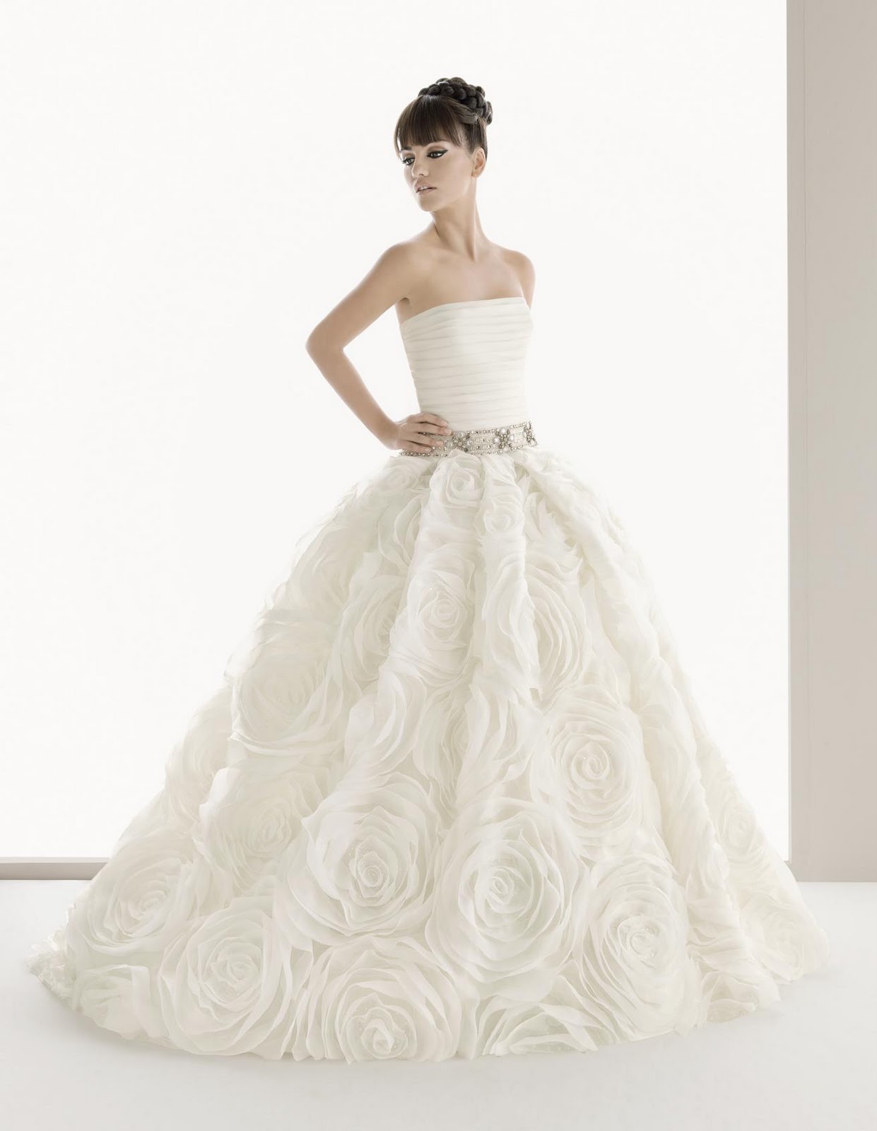 http://2.bp.blogspot.com/_kxwY-WSjJQ8/TRZ3Qk53b7I/AAAAAAAAB4U/McdlijzTmyI/s1600/AIRE-NURIA-2011-MONICA-CRUZ.jpg
