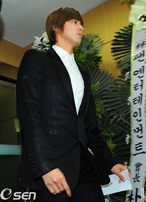 [PHOTOS][30.06.10] Yunho - Park Yong-Ha's Funeral 1+%287%29