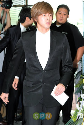 [PHOTOS][30.06.10] Yunho - Park Yong-Ha's Funeral 1+%289%29