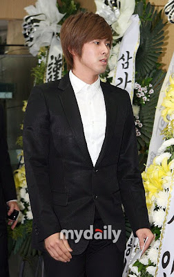[PHOTOS][30.06.10] Yunho - Park Yong-Ha's Funeral 1+%2811%29