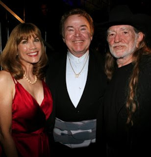 http://2.bp.blogspot.com/_l5NEThrZHhc/SYD0K3h0SVI/AAAAAAAAAKc/O55b1NPolGM/s320/b-Hee-Haw-Barbie-Benton-Roy-Clark-Willie-Nelson.jpg