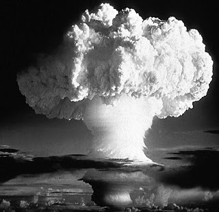 Mateo 24:¿Es Historia o Profecía?  Por Dr. David R. Reagan  Nuclear+bomb