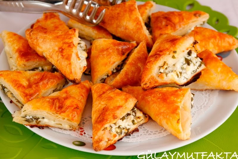 gülay mutfakta Peynirli Üçgen Börek