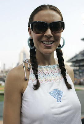 http://2.bp.blogspot.com/_lKe2XK1kSnY/TFS9_C8fk9I/AAAAAAAACD4/J5YeO7E6DJs/s400/alyssa-milano-sunglasses.jpg