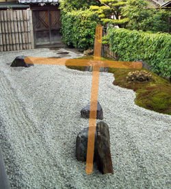 [250px-Daitokuji-Zuihoin-Cross-M1836.jpg]