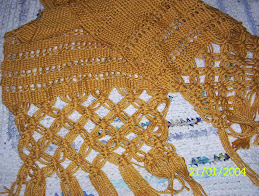 chal de lana en telar con puntillas en macramé