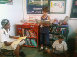 Mediação de leitura com o Aluno e Monitor Vinicios 2009.