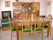 Comedor, dos ventanales, televisor y split