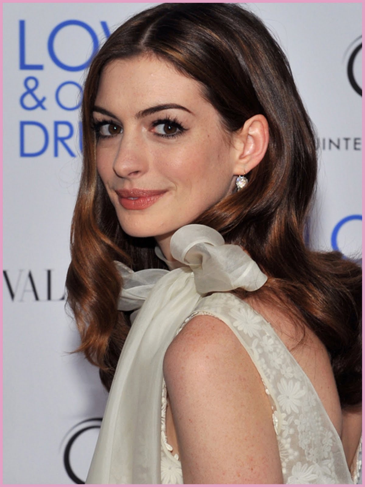 Anne Hathaway's Chanel Makeup Look at the One Day Premiere - Racked