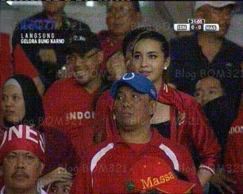 Gambar Luna Maya Dan Monahara Di Stadium Gelora Bung Karno