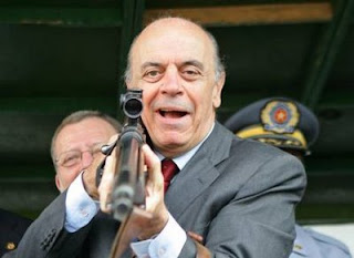 Serra empunha uma arma