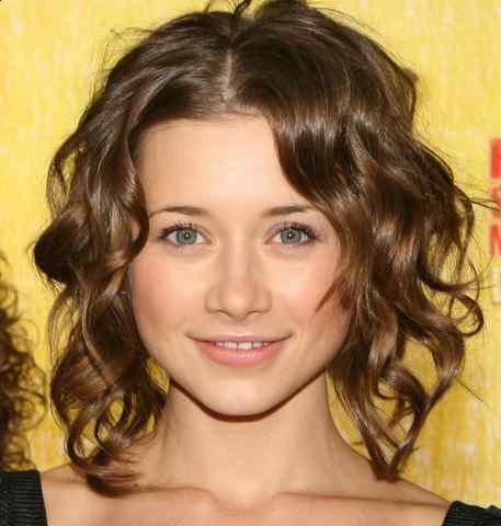 awesome hairstyle. medium curls hairstyle.