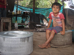 Retazos del niño sentado
